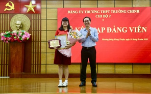 Dấu mốc tuổi 18 của nữ sinh Trường THPT Trường Chinh