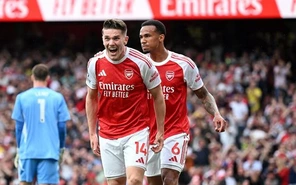 Thắng 3-0 Fulham, Arsenal hơn Man City 6 điểm ở Ngoại hạng Anh