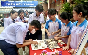 Học sinh Trường THPT Trần Hữu Trang gỡ rối tư duy, sáng tạo cùng Canva trong giờ chơi
