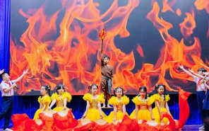 Sân khấu hóa truyền thống Đội
