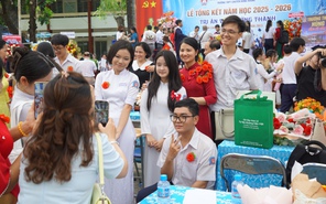 Học sinh trường chuyên cài hoa lên áo cha mẹ, thầy cô, nói lời cảm ơn trong ngày trưởng thành
