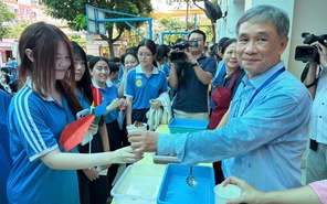 Thầy cô Trường THPT Nguyễn Hiền tặng trà sữa đậu đỏ  cho học sinh lớp 12
