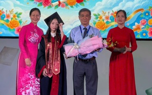 Teen Trường THPT Nguyễn Hiền cùng thổi bánh kem, bật khóc mừng tuổi 18