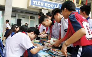 Tủ sách Khăn Quàng Đỏ: Trao một cuốn sách, thắp ngàn ước mơ