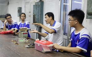 Học sinh khám phá phòng thí nghiệm mở tại Trường đại học Bách khoa TP.HCM