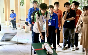Học sinh hào hứng tranh tài tại cuộc thi đua xe thế năng