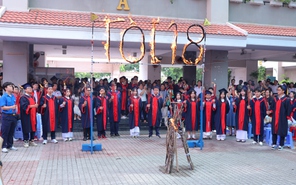 Thầy cô truyền lửa cho học trò Trường THPT Nguyễn Hữu Thọ mừng tuổi 18