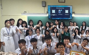Quán quân Cuộc thi Hùng biện tiếng Anh: người mê ngoại ngữ, người là vận động viên bơi lội
