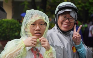 Trời mưa tầm tã trong ngày cuối thi tuyển sinh 10 ở TP.HCM