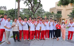 Học sinh Trường THPT Nguyễn Hữu Thọ tham gia lớp học mở, truy tìm kho báu tri thức