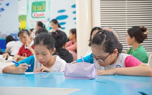 Viết văn về bữa cơm gia đình, bạn nhỏ mong "con không một mình"
