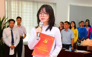Học sinh xuất sắc Trường THPT chuyên Trần Đại Nghĩa đứng vào hàng ngũ Đảng