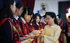 Thầy cô Pathway School thắp lên ngọn nến trưởng thành cho học sinh lớp 12