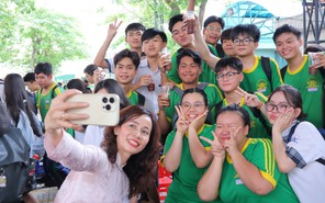 Hiệu trưởng Trường THPT Phan Đăng Lưu tặng '2 không 8 có' cho học trò trong tiết học cuối cùng