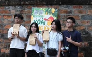 Sĩ tử Hà Nội xếp hàng nhận xoài tại Văn Miếu - Quốc Tử Giám