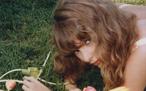 Trước thềm hôn lễ thế kỷ, Taylor Swift liên tiếp đón tin vui