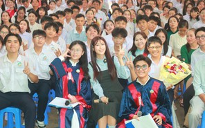 PiaLinh tiếp lửa tuổi 18 trong lễ trưởng thành của học sinh THPT Trần Hưng Đạo