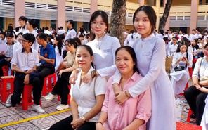 Độc đáo mô hình lưu bút điện tử tại lễ Tri ân và Trưởng thành Trường THPT Củ Chi