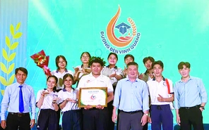 Thí sinh Đường đến vinh quang mang vòng nguyệt quế về tặng chị