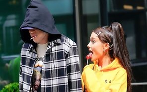 Cùng chiêm ngưỡng phong cách thời trang của Ariana Grande và vị hôn phu