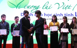 Nam sinh Lai Châu trích tặng học bổng cho bạn khó khăn hơn
