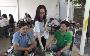 Phụ quán cà phê, nuôi ước mơ đại học