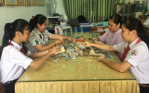 Liên đội trường Lý Thường Kiệt (TP. Long Xuyên): "Mổ" heo đất giúp đỡ bạn nghèo bị tai nạn thương tích