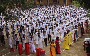 Thầy trò trường THPT chuyên Nguyễn Chí Thanh đồng diễn cha cha cha chào năm học mới