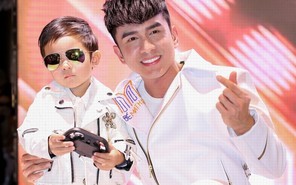 Đan Trường gây bất ngờ khi trình diễn thời trang, cùng con trai làm vedette