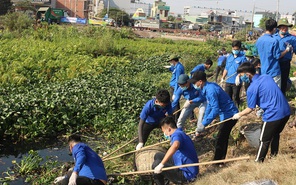 Bạn trẻ rủ nhau làm sạch kênh Tham Lương giữa mùa dịch COVID-19