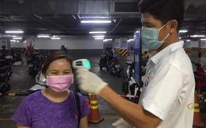 Khách đeo khẩu trang mới được vào siêu thị, chung cư