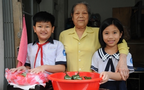 Nữ biệt động Sài Gòn cùng hai cháu nội ủng hộ tiền dành dụm cho việc phòng chống dịch bệnh Covid-19