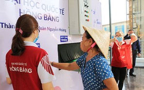 ĐH Quốc tế Hồng Bàng phát gạo miễn phí cho người dân