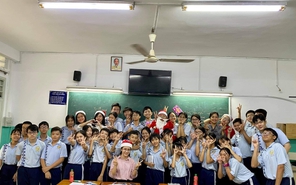 Teen thích thú khi được thầy Hiệu trưởng hóa thân thành ông già Noel tặng quà