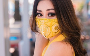 Đi thi không quên bảo vệ sức khoẻ, Hoa hậu Khánh Vân có nguyên bộ sưu tập khẩu trang theo từng trang phục