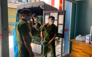 Công an ở Bắc Giang xuống ruộng giúp nông dân thu hoạch, tiêu thụ nông sản