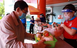 Không chỉ có ATM gạo, quận 4 tổ chức cho người dân khó khăn tự do chọn nhu yếu phẩm miễn phí