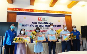 Thành Đoàn TP.HCM tặng bằng khen cho phóng viên đoạt giải báo chí