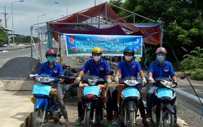“Shipper áo xanh” đi chợ và giao hàng tại nhà trong những ngày giãn cách