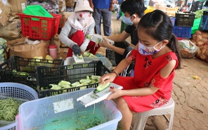 Thành viên nhỏ nhất trong bếp ăn từ thiện