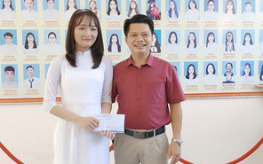 Nữ thủ khoa điểm tuyệt đối khối B được thầy giáo Phan Khắc Nghệ "thưởng nóng"