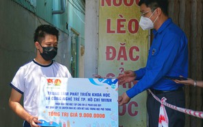 Trao học bổng Bảo trợ học tập cho học sinh có hoàn cảnh khó khăn trong dịch bệnh