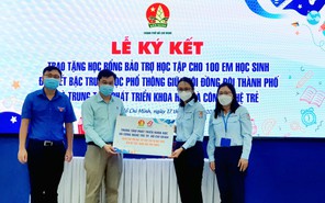 Hội đồng Đội TP.HCM và Trung tâm Phát triển Khoa học và Công nghệ Trẻ thành phố tài trợ 100 suất học bổng Bảo trợ học tập