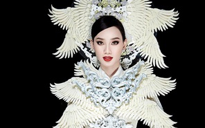 Ái Nhi trình diễn áo dài nặng 30kg của NTK Minh Châu tại Miss Intercontinental 2021
