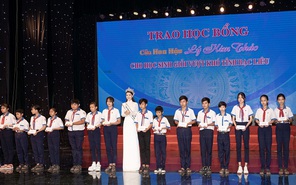 Lý Kim Thảo trao học bổng cho học sinh nghèo tỉnh Bạc Liêu