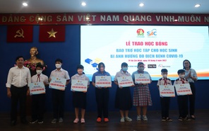 292 suất học bổng bảo trợ được trao cho học sinh vượt khó học giỏi