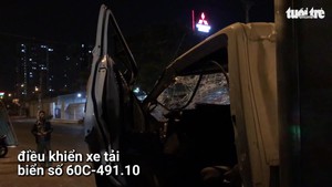 Video: Tông vào xe múc công trình, tài xế xe tải gãy 2 chân