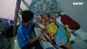 Lớp 12 vừa học vừa chăm mẹ liệt, chàng trai vẫn quyết tâm vào đại học
