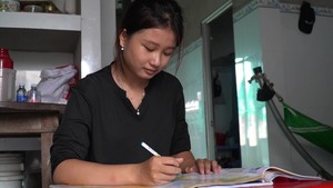 Làm đôi mắt cho mẹ và bán cá kiếm sống, cô gái mồ côi cha vẫn luôn cố gắng học thật giỏi để vào đại học 