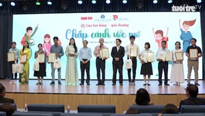 Trao học bổng Chắp cánh ước mơ, tiếp sức giúp học sinh vượt khó